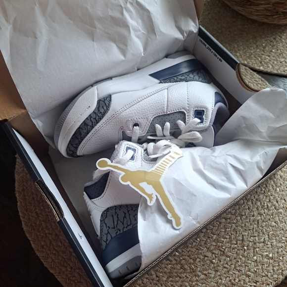 Boys Jordan 3 Retro💙🩶 - Picture 10 of 12